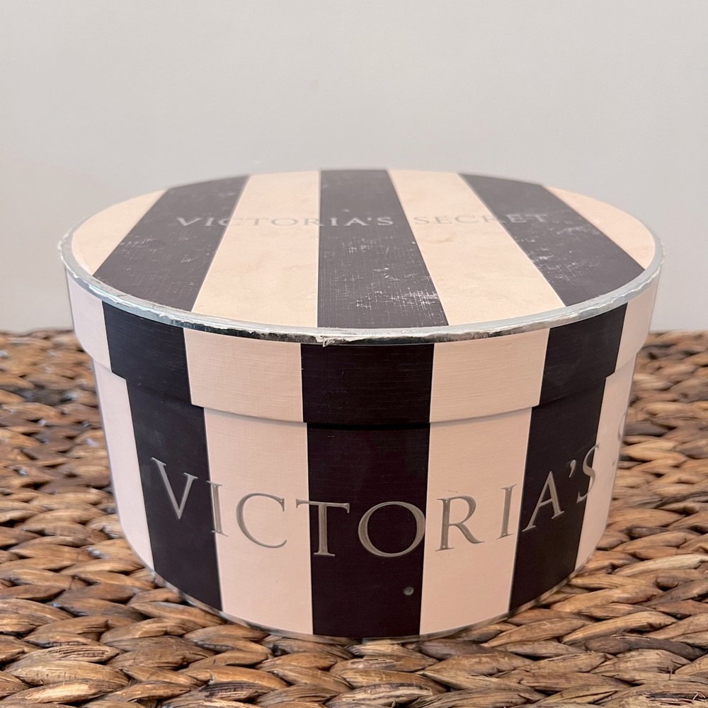 VICTORIA’S SECRET Vintage Black and Pink Striped Hat Box 💕